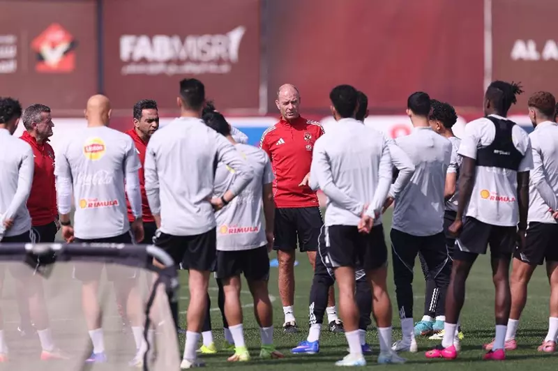 محضارة وتنفيذ جوانب خططية.. الأهلي يختتم استعداداته قبل السفر إلى الجزائر 